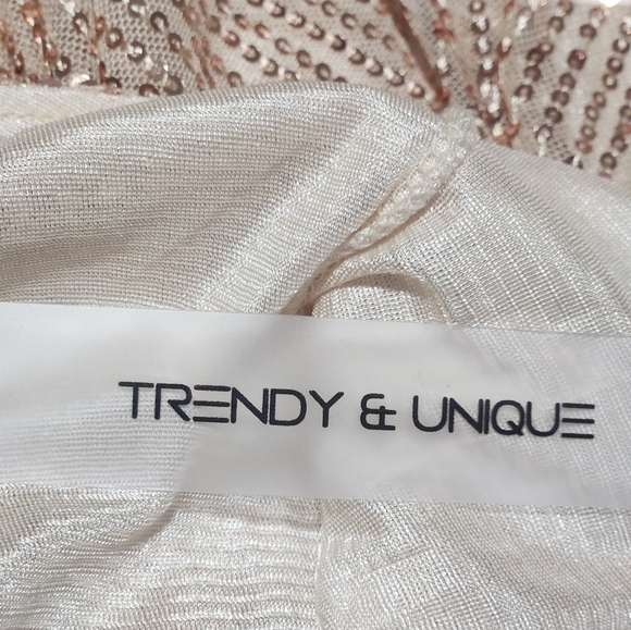 NWT TRENDY & UNIQUE SIZE M. JUMSUIT IN GOLD . - Picture 6 of 12